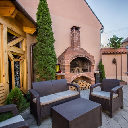 Noblesse Boutique Resort Sibiu Exterior photo The courtyard of the restaurant
