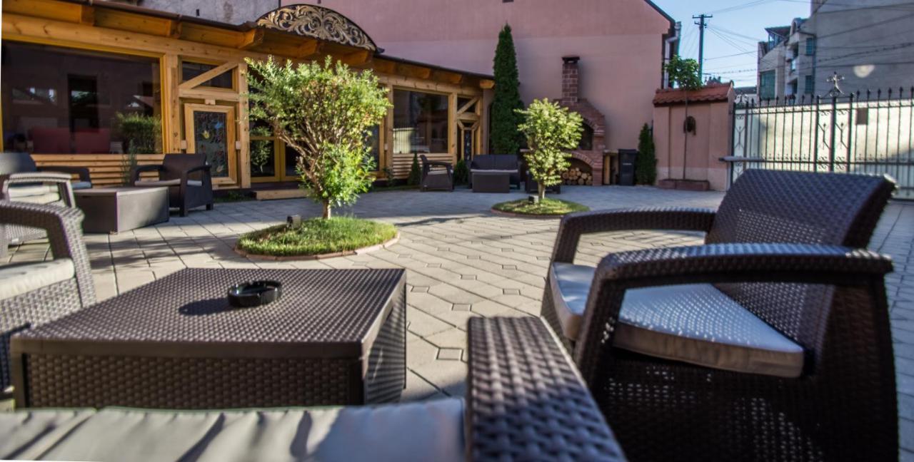 Noblesse Boutique Resort Sibiu Exterior photo The courtyard of the hotel