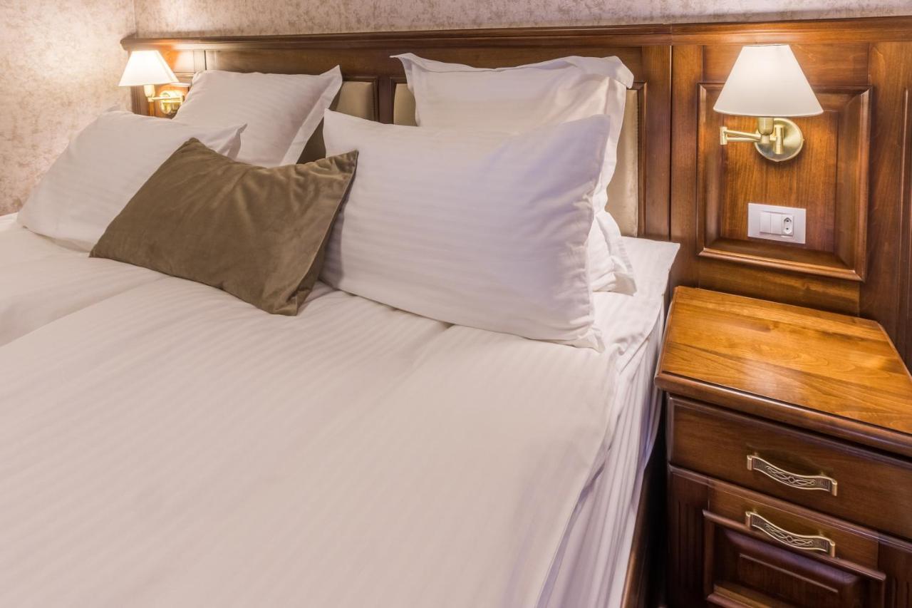 Noblesse Boutique Resort Sibiu Exterior photo A bed with a headboard