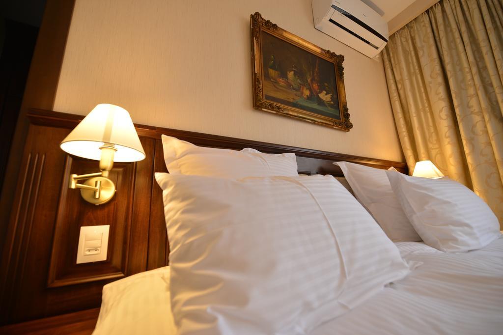 Noblesse Boutique Resort Sibiu Exterior photo A bed